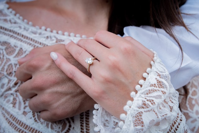 la main de la femme avec l-anneau de mariage tient la main de l-homme